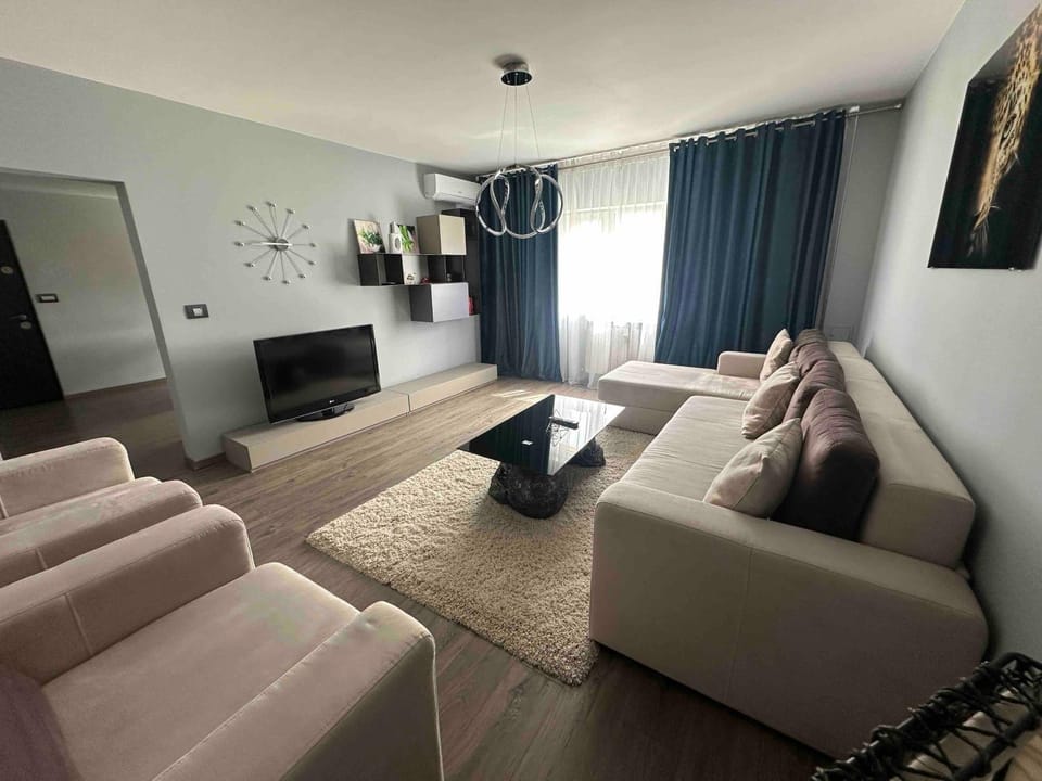 Communal lounge/ TV room, TV and multimedia, Living room, Seating area, Evening entertainment