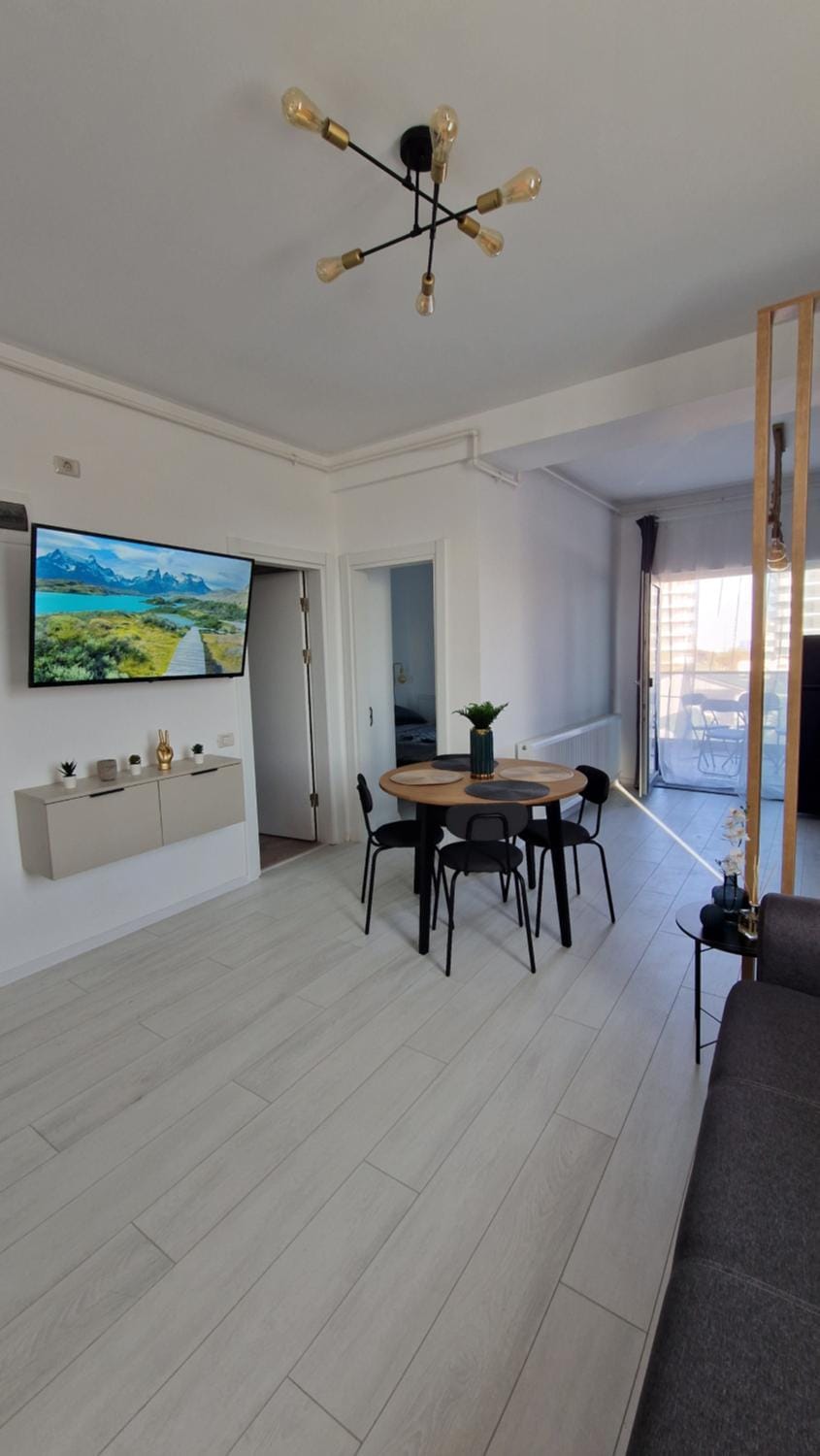 TV and multimedia, Seating area, Dining area