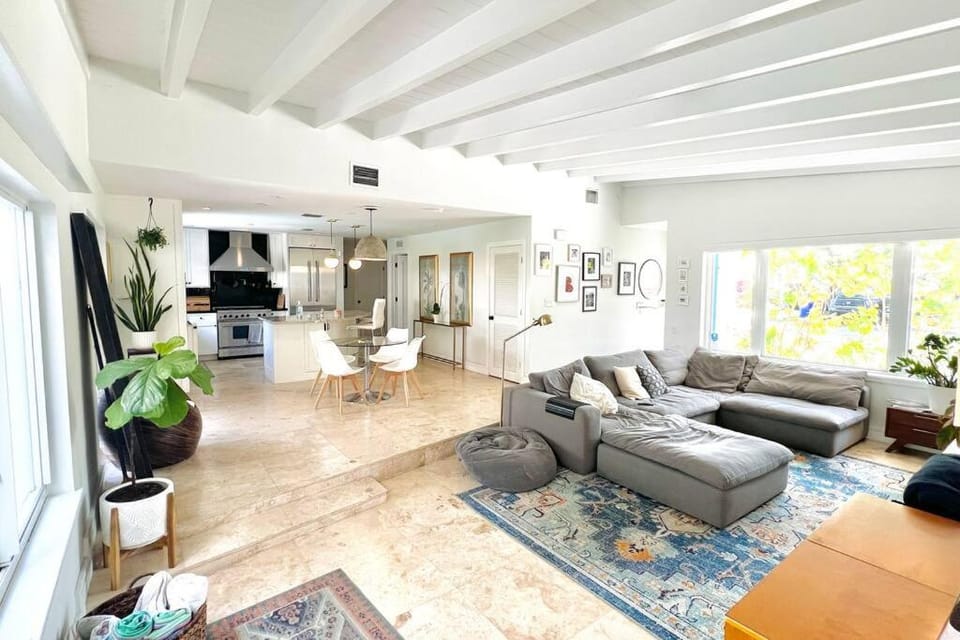 Pool! Best location! Steps to the water! Kid friendly! House in Miami