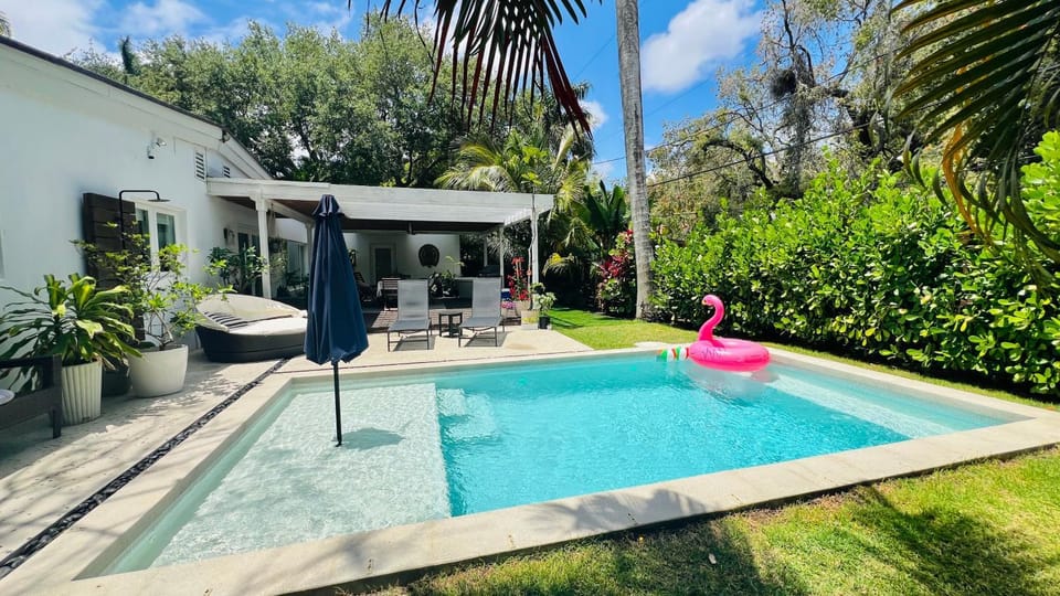 Pool! Best location! Steps to the water! Kid friendly! House in Miami