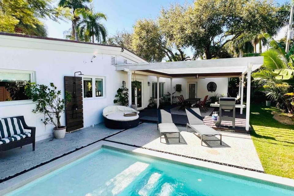 Pool! Best location! Steps to the water! Kid friendly! House in Miami