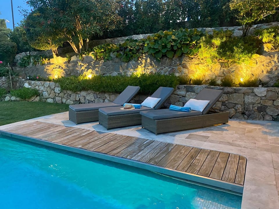 Patio, Spring, Day, Natural landscape, Garden, Seating area, Garden view, Pool view, Swimming pool, sunbed
