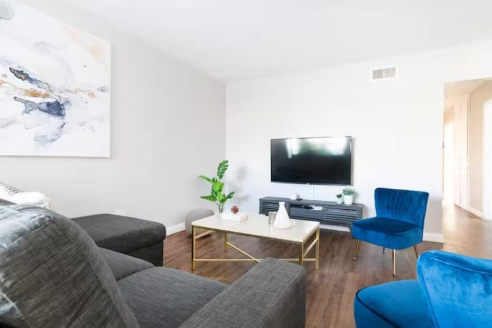 Spacious 3BR/2BA Near LAX and SoFi Stadium House in Del Aire