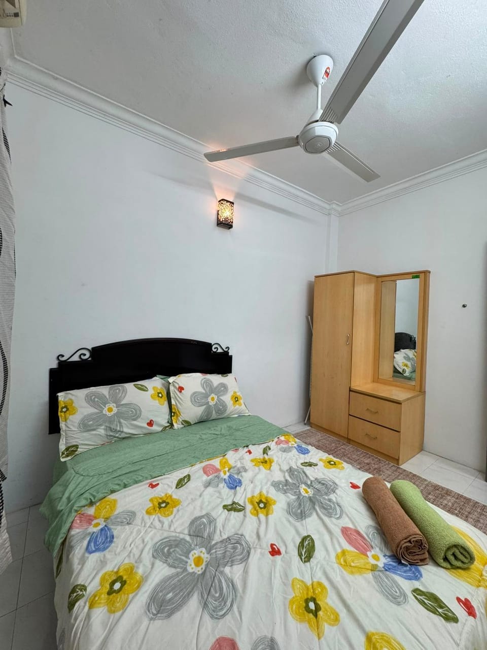 Photo of the whole room, Bedroom