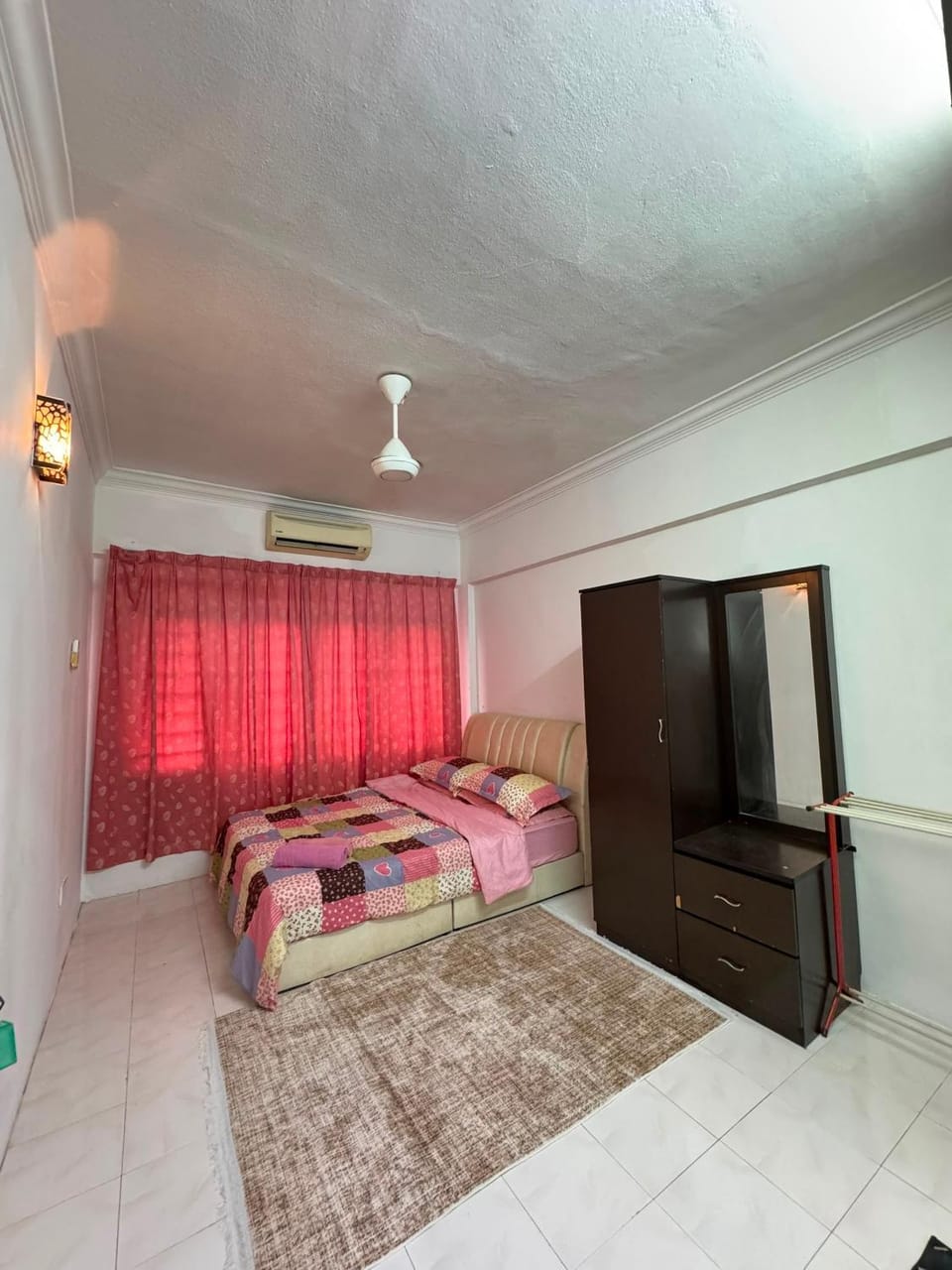 Photo of the whole room, Bedroom