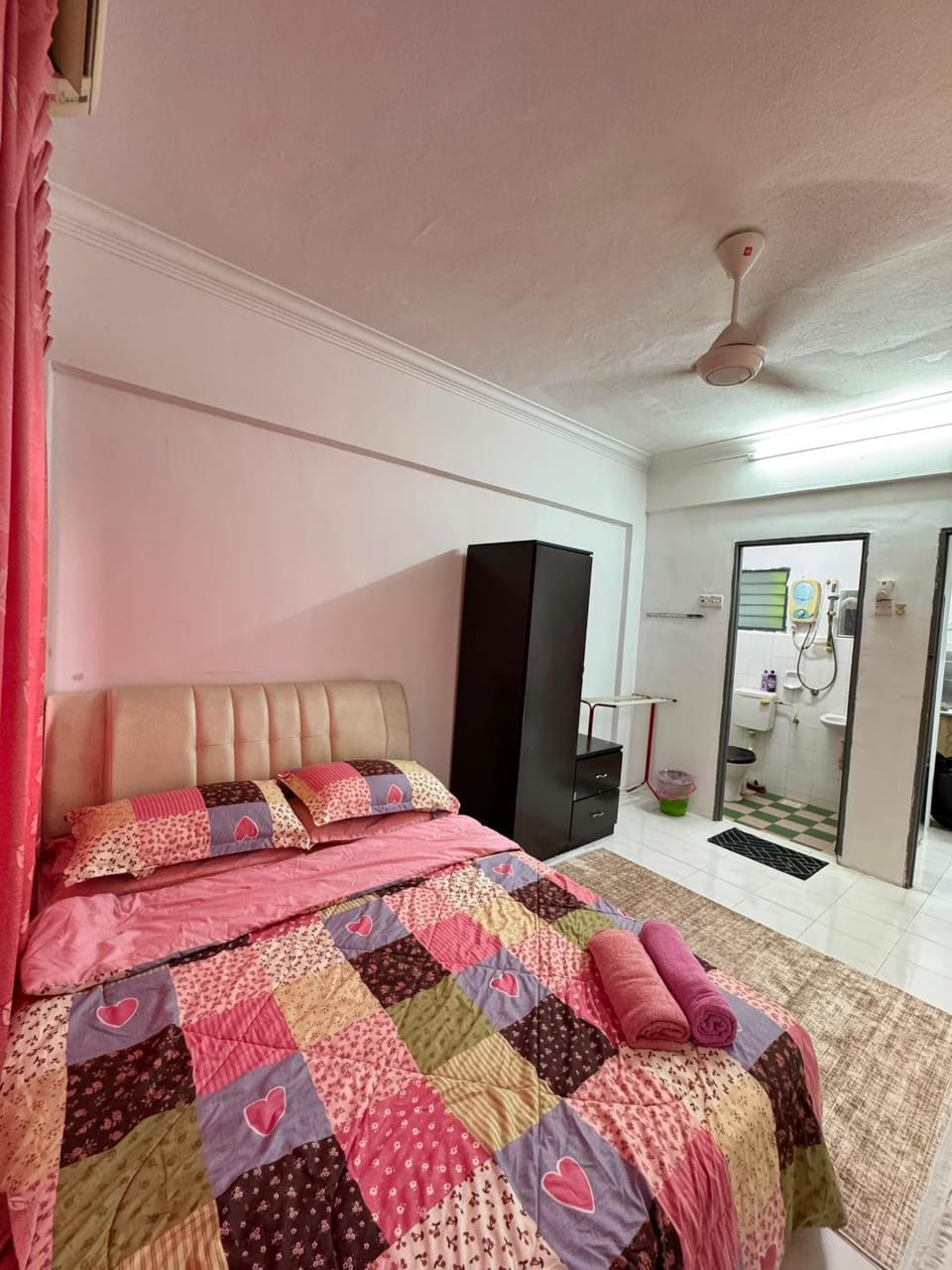 Photo of the whole room, Bedroom