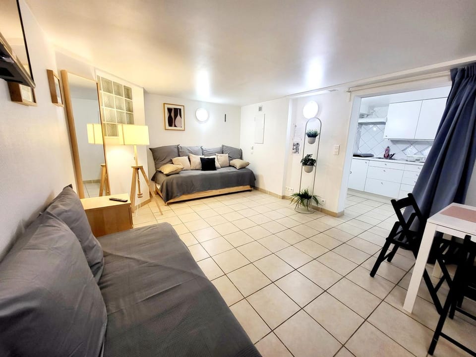 J1 St-Quentin-en -Yvelines Studio en Rez de jardin avec parking Apartment in Île-de-France