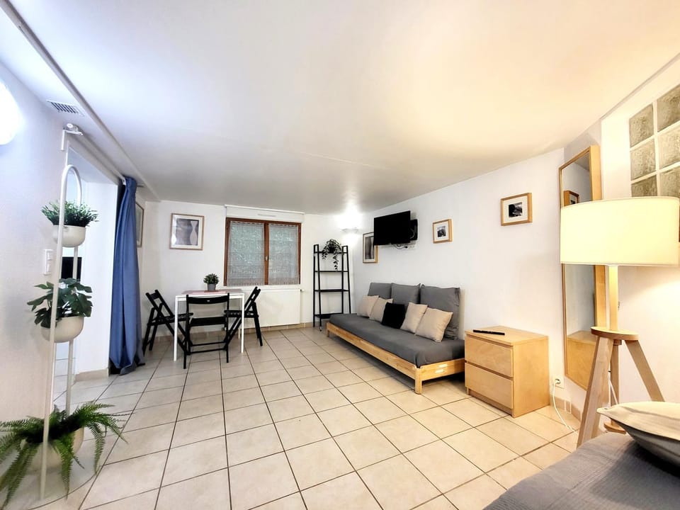 J1 St-Quentin-en -Yvelines Studio en Rez de jardin avec parking Apartment in Île-de-France