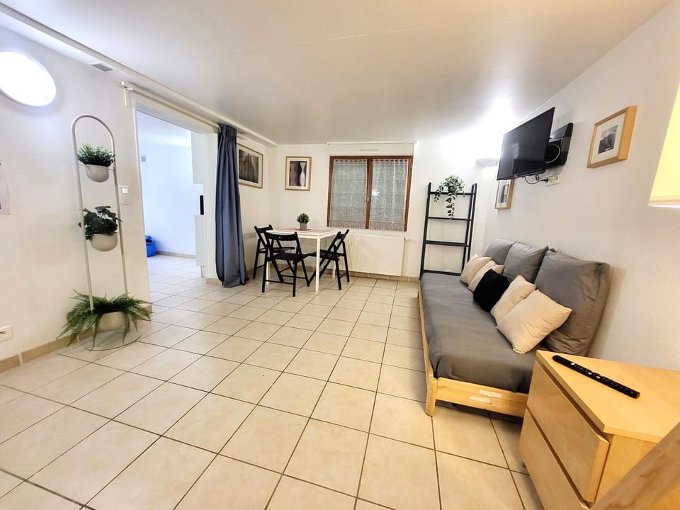 J1 St-Quentin-en -Yvelines Studio en Rez de jardin avec parking Apartment in Île-de-France