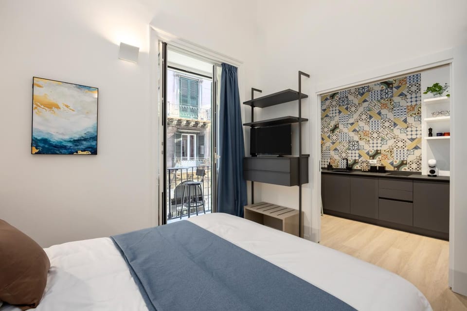 Bed, TV and multimedia, Balcony/Terrace, Kitchen or kitchenette, Photo of the whole room, Bedroom, hair dresser