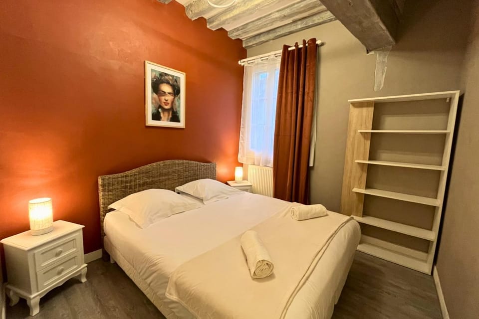 Bed, Photo of the whole room, Decorative detail, Bedroom, towels