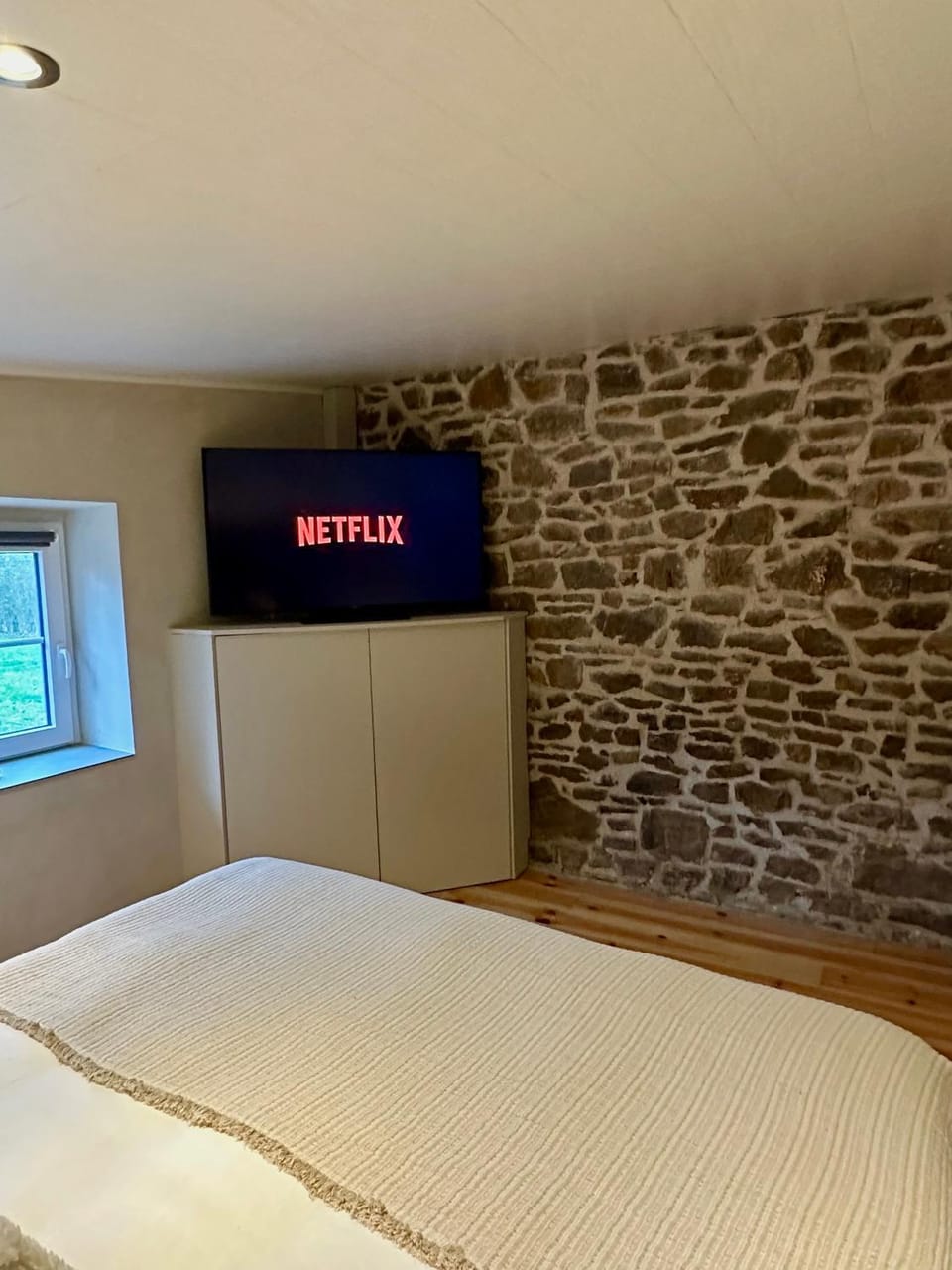 TV and multimedia, Photo of the whole room, Bedroom