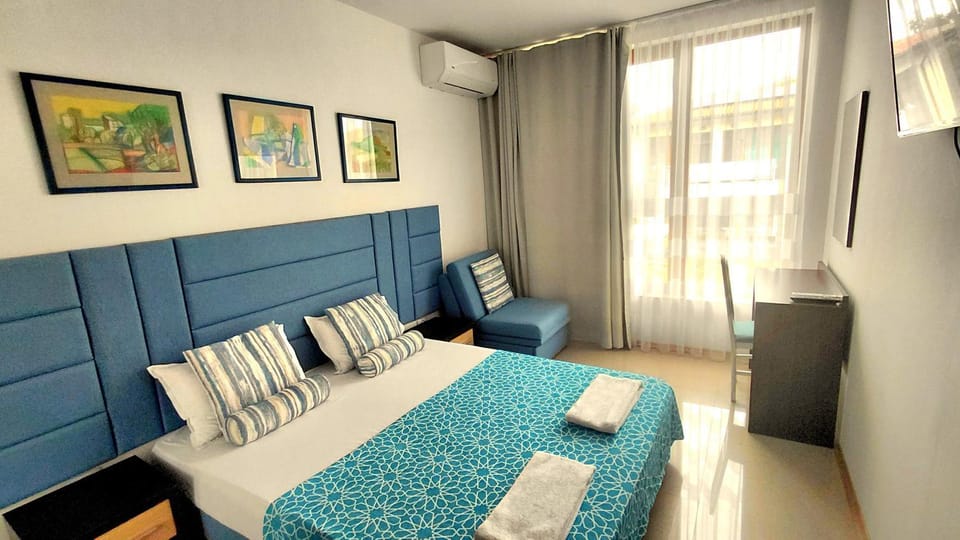 Bed, Bedroom, towels, air conditioner