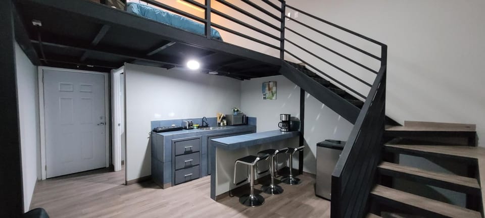 Kitchen or kitchenette, Dining area, minibar