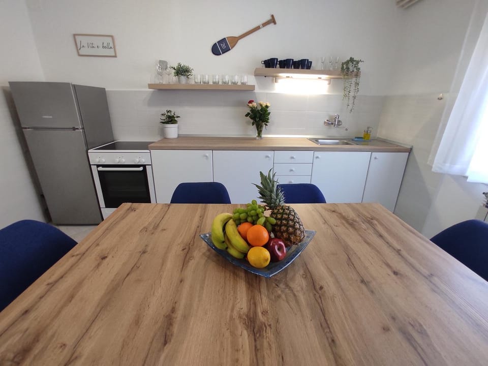 Kitchen or kitchenette, Dining area, stove