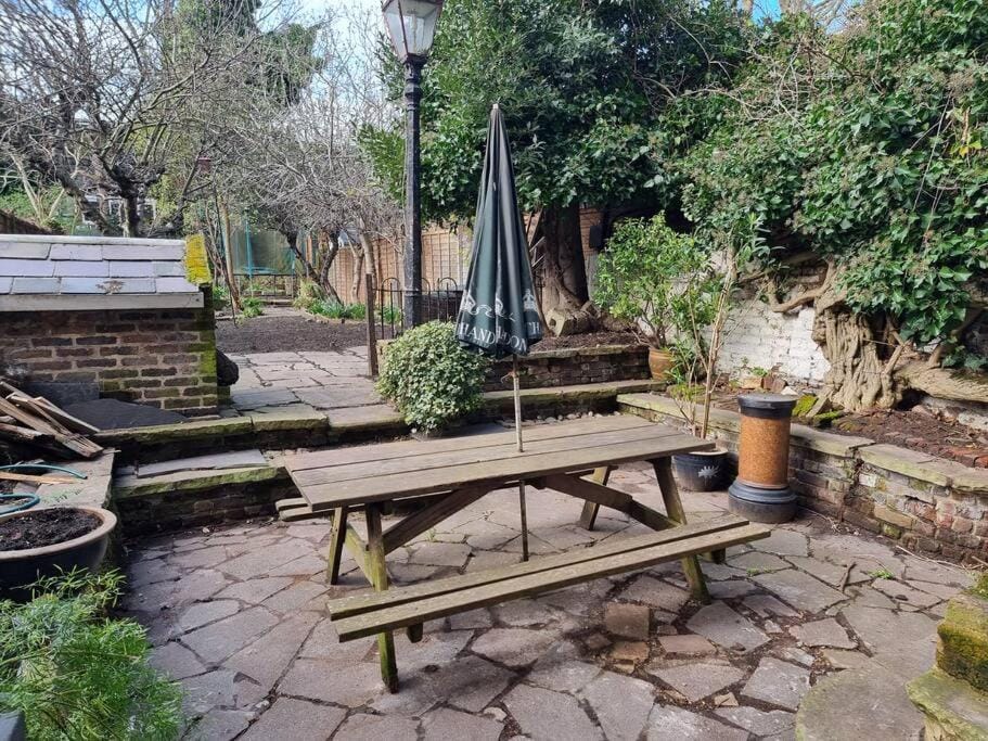 Entire Ground Floor Flat, Free Off-Street Parking and Large Garden Apartment in London Borough of Southwark
