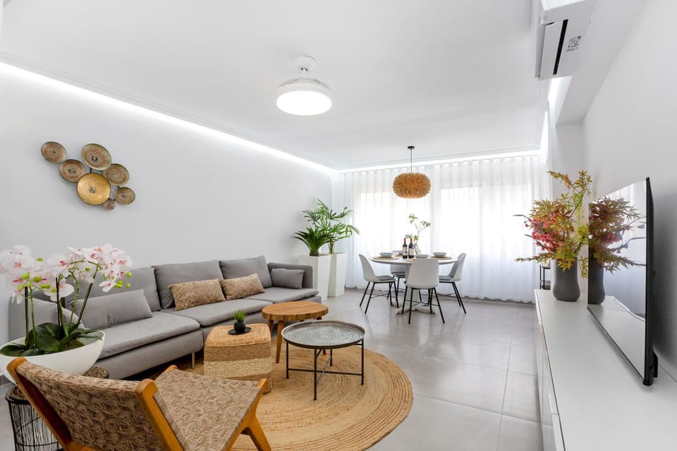 Communal lounge/ TV room, TV and multimedia, Living room, Seating area, Dining area, Evening entertainment