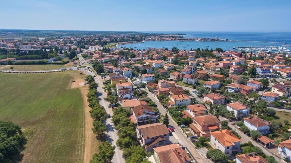 Neighbourhood, Location