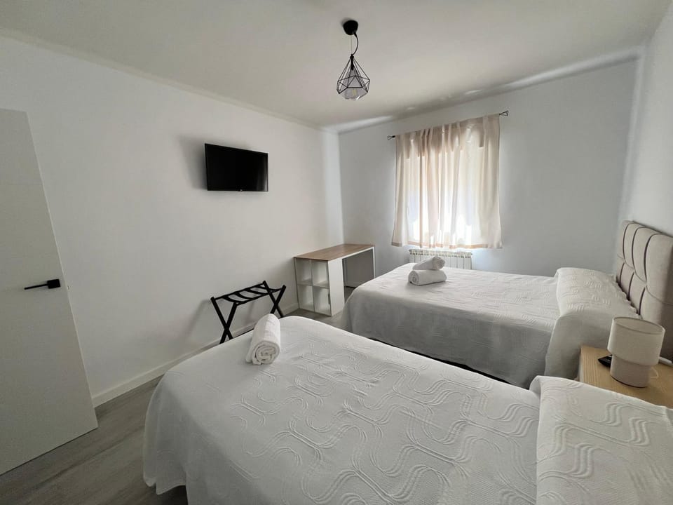 Bed, TV and multimedia, Photo of the whole room, Bedroom, towels