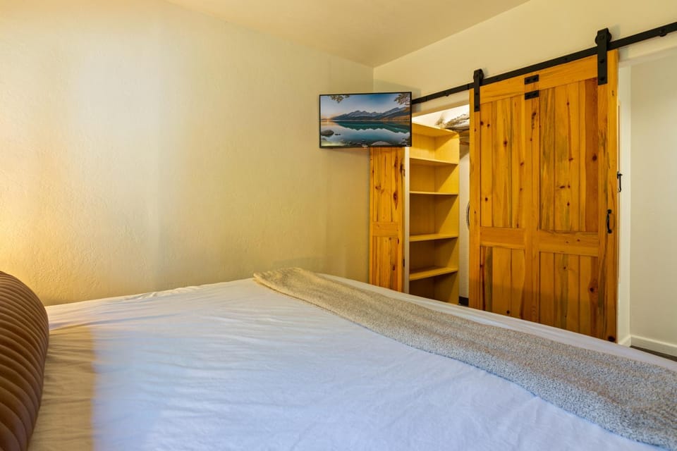 Bed, TV and multimedia, Bedroom