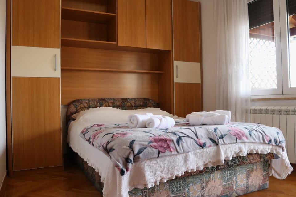 Bed, Bedroom, towels, wardrobe