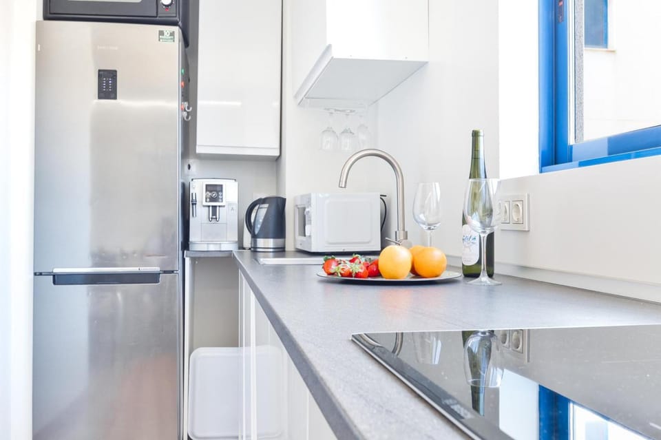 Coffee/tea facilities, Kitchen or kitchenette, dishwasher, oven, stove