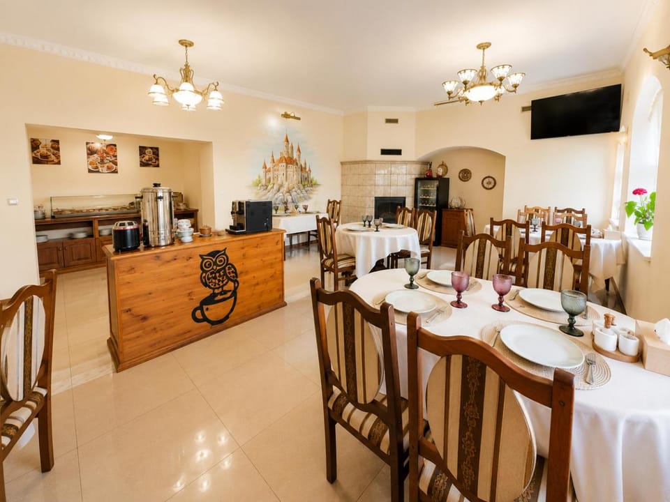 Restaurant/places to eat, Food and drinks, Dining area