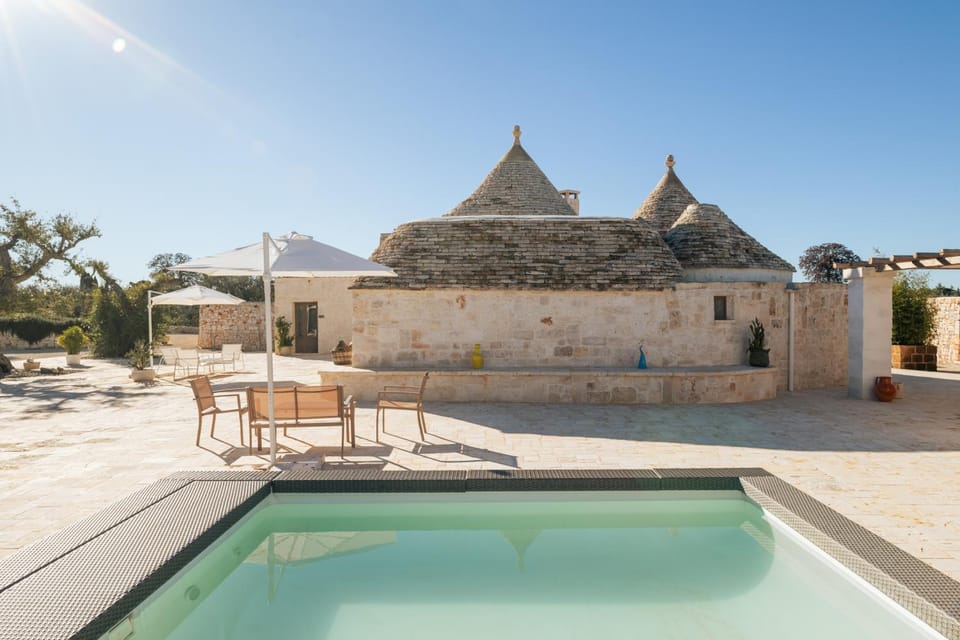 Property building, Patio, Day, Swimming pool, sunbed
