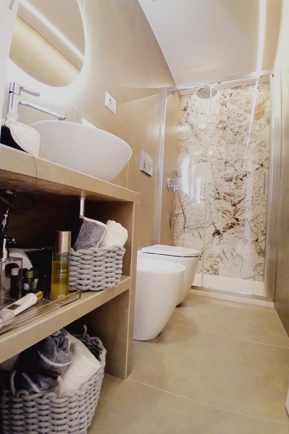 Shower, Toilet, towels