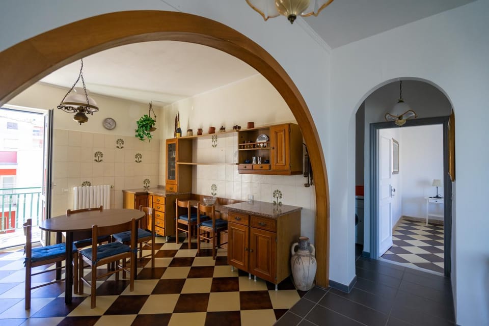 Kitchen or kitchenette, Seating area, Dining area