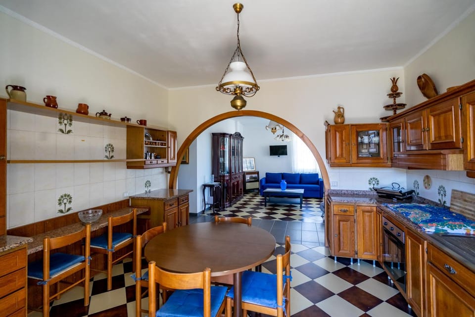 Kitchen or kitchenette, Seating area, Dining area