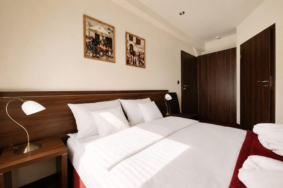 Bed, Bathroom, Photo of the whole room, Decorative detail, Bedroom, furniture, wardrobe