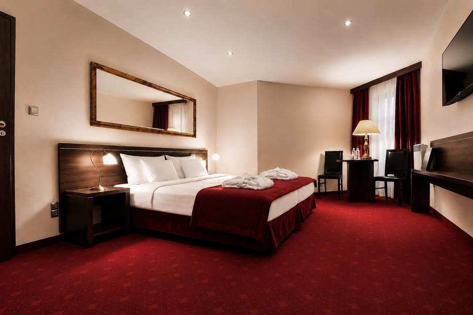 Bed, TV and multimedia, Photo of the whole room, Decorative detail, Bedroom, Area and facilities, furniture, heating, air conditioner