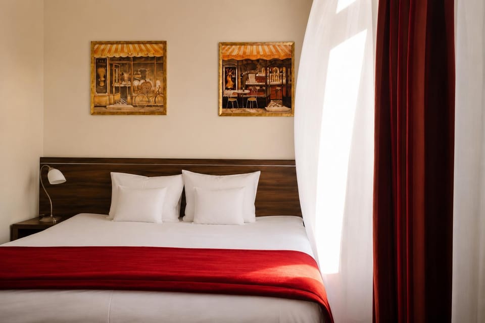 Bed, Photo of the whole room, Decorative detail, Bedroom, Time of day