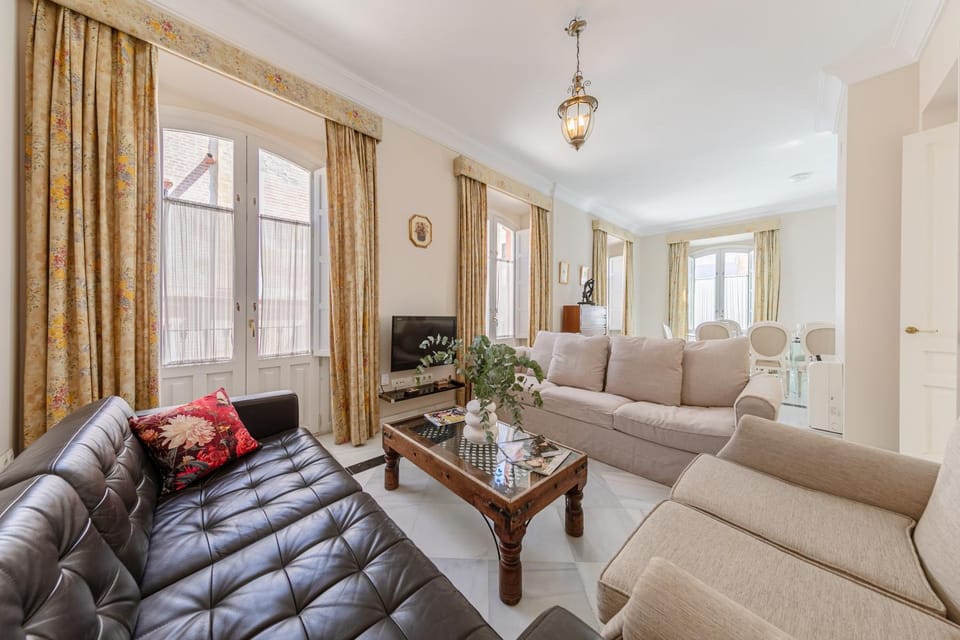 Communal lounge/ TV room, TV and multimedia, Living room, Seating area, Evening entertainment