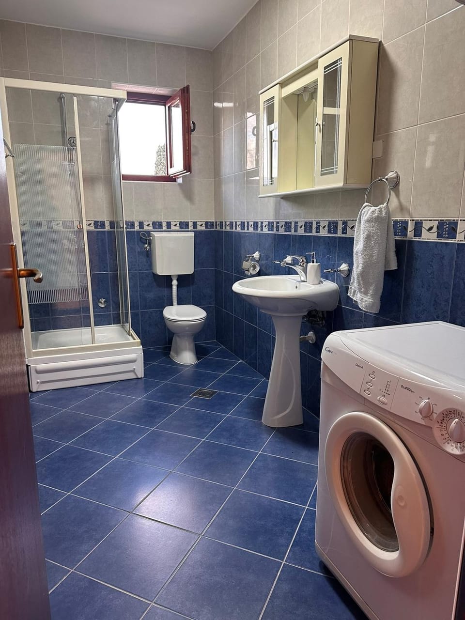 Shower, Toilet, Bathroom, towels, washing machine