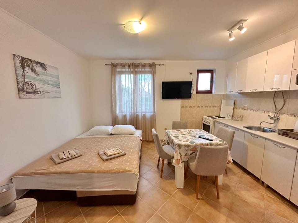 Bed, TV and multimedia, Kitchen or kitchenette, Living room, Seating area, Dining area, towels