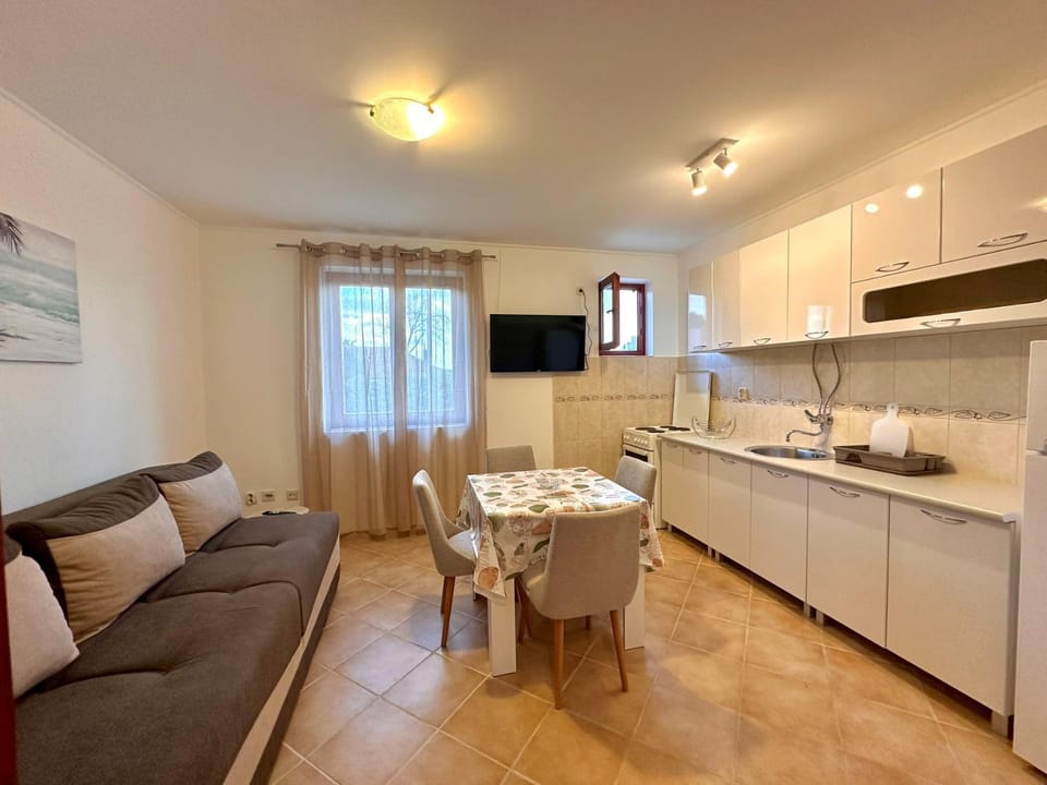 TV and multimedia, Kitchen or kitchenette, Living room, Seating area, Dining area