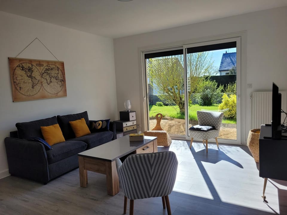 Communal lounge/ TV room, Living room, Garden view