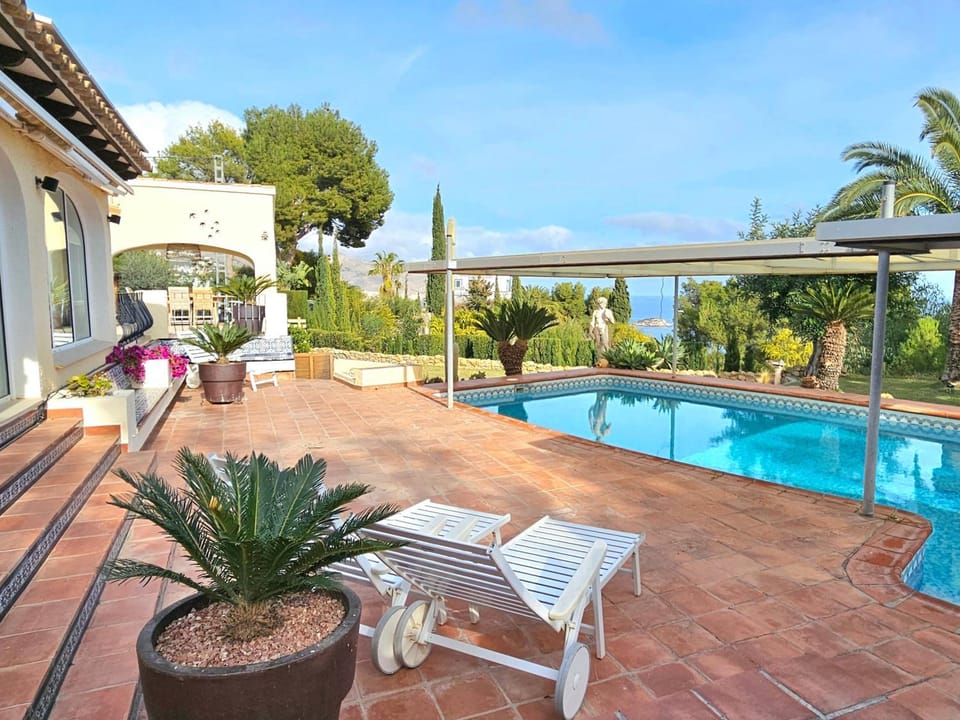Property building, Patio, Day, Natural landscape, Garden, Garden, Garden view, Pool view, Swimming pool, sunbed