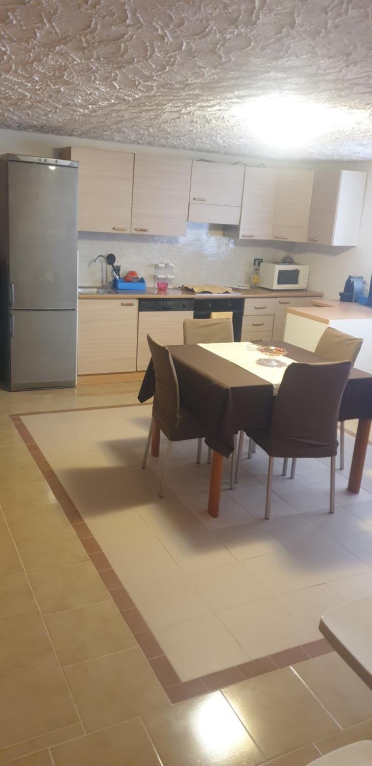 Kitchen or kitchenette, Dining area, minibar, oven, stove