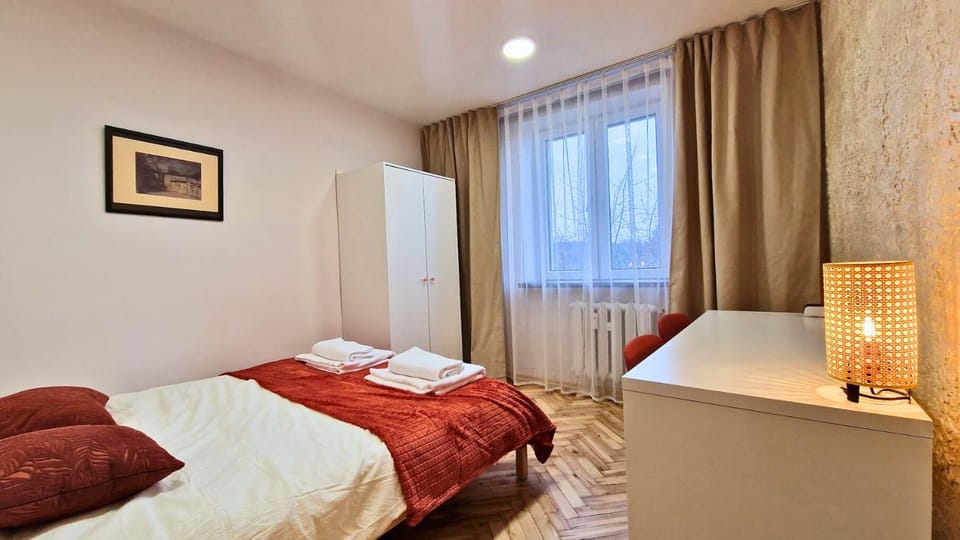Bed, Photo of the whole room, Bedroom, hair dresser, towels