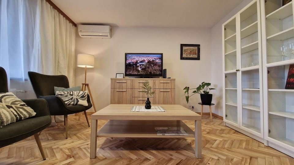 Communal lounge/ TV room, TV and multimedia, Living room