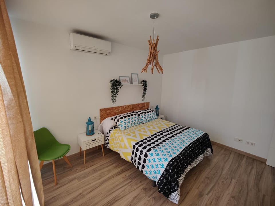 Bed, Photo of the whole room, Bedroom, air conditioner