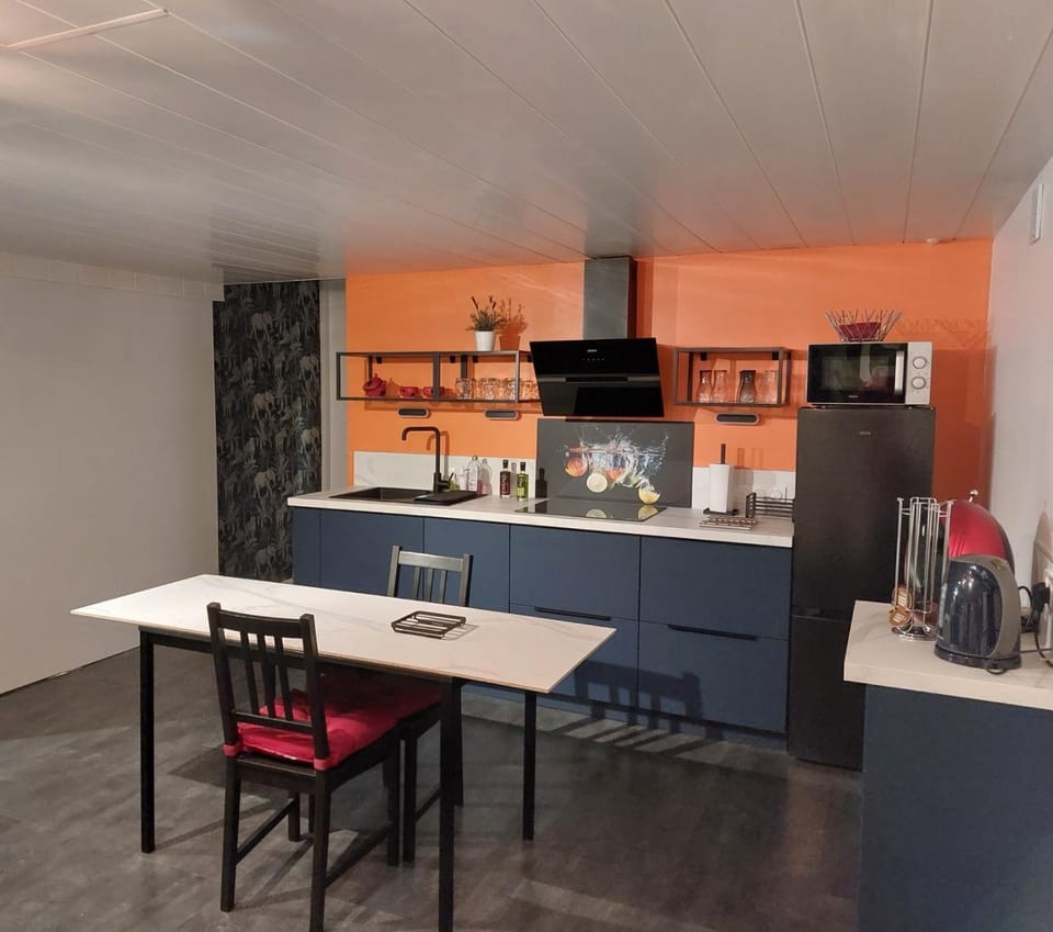 Coffee/tea facilities, Kitchen or kitchenette, Dining area, minibar, stove