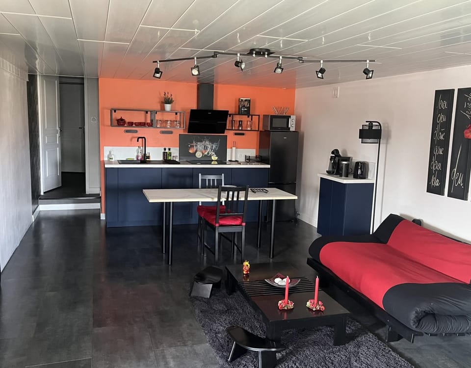 Coffee/tea facilities, Living room, Dining area, stove, kitchen