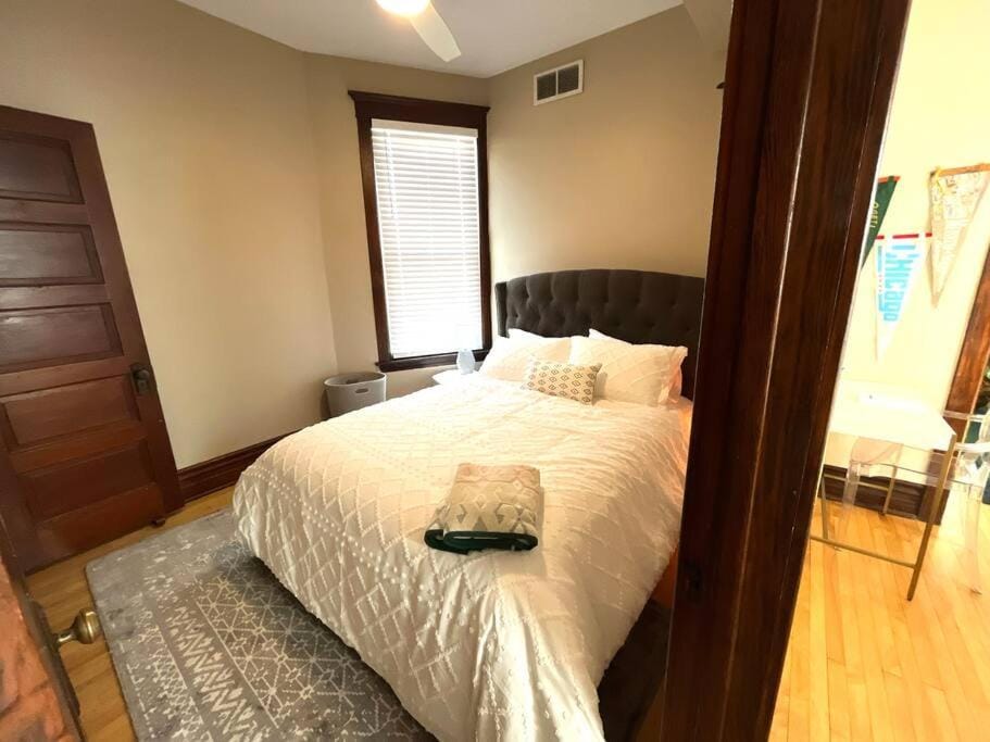Irving Park updated vintage top unit 2-flat Apartment in Chicago