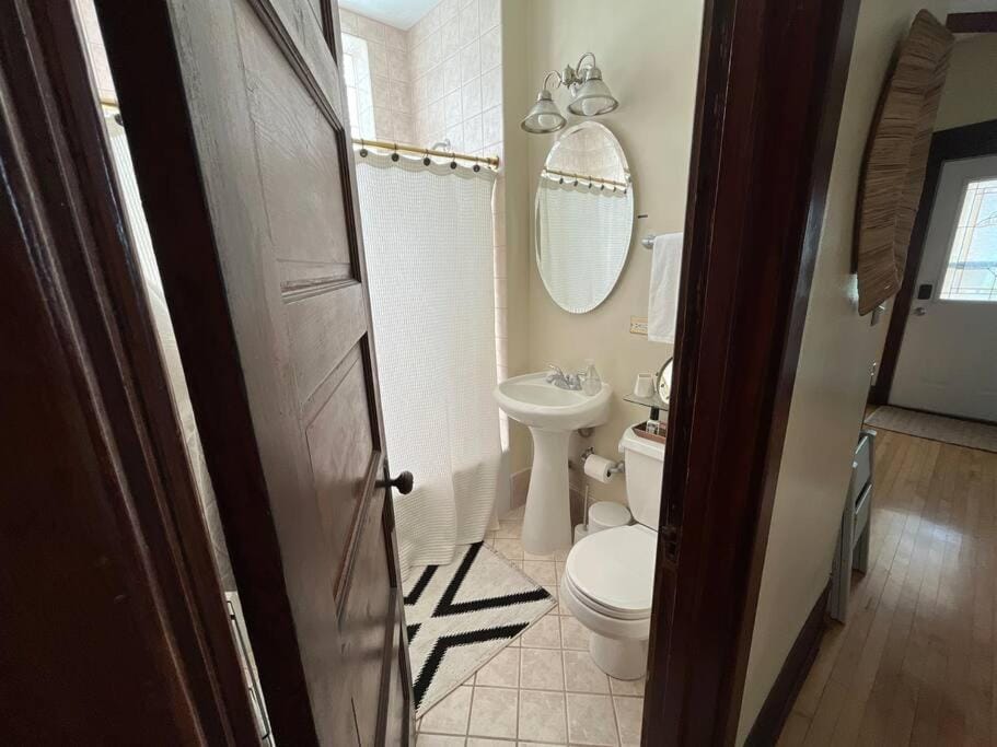 Irving Park updated vintage top unit 2-flat Apartment in Chicago