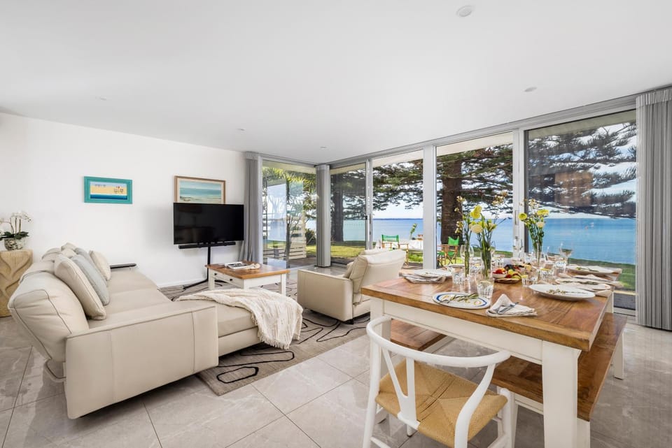 Communal lounge/ TV room, Natural landscape, TV and multimedia, Living room, Seating area, Dining area, Evening entertainment, Sea view