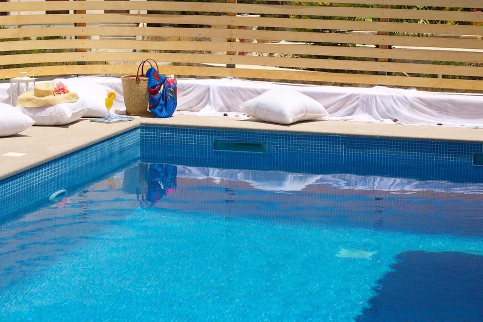 Swimming pool, sunbed